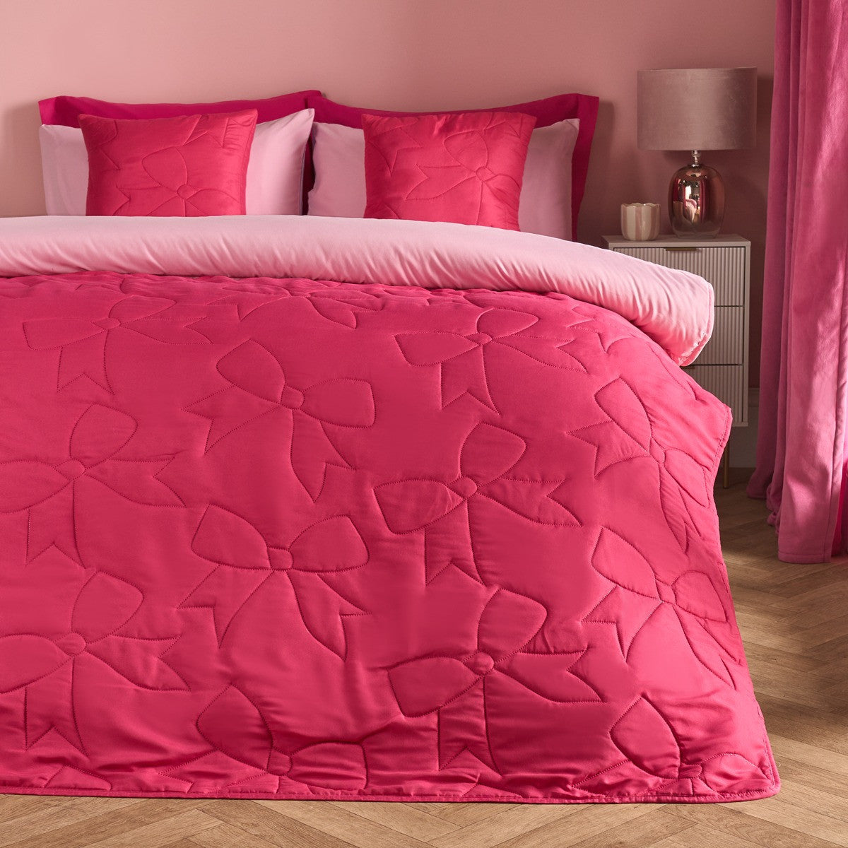 Bow Print Quilted Throw - Hot Pink 🇬🇧