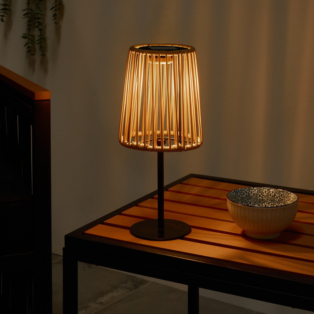 Solar Rattan Table Lamp 🇬🇧