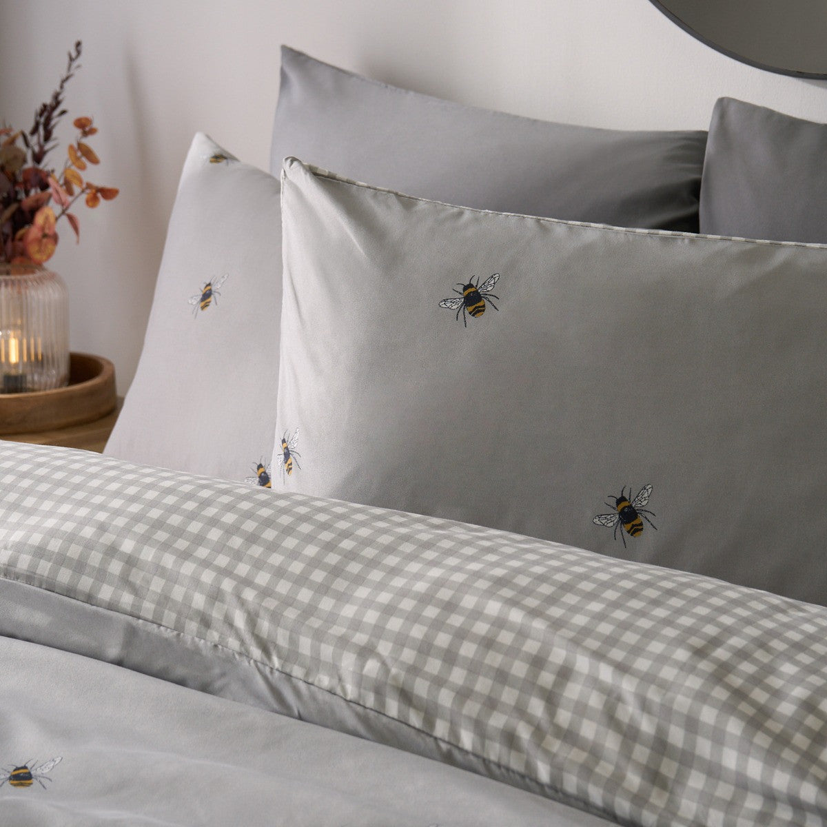 Bee Print Reversible Gingham Duvet Cover Set 🐝🇬🇧