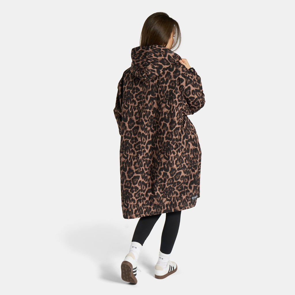 Adults Water Resistant Leopard Print Sherpa Drying Robe - Natural/Pink 🇬🇧