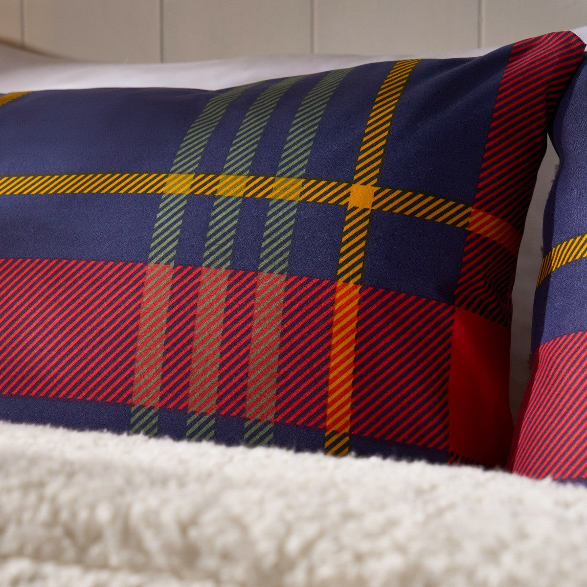 Coverless Sherpa Reversible 10.5 Tog Duvet Set - Red/Navy
🇬🇧