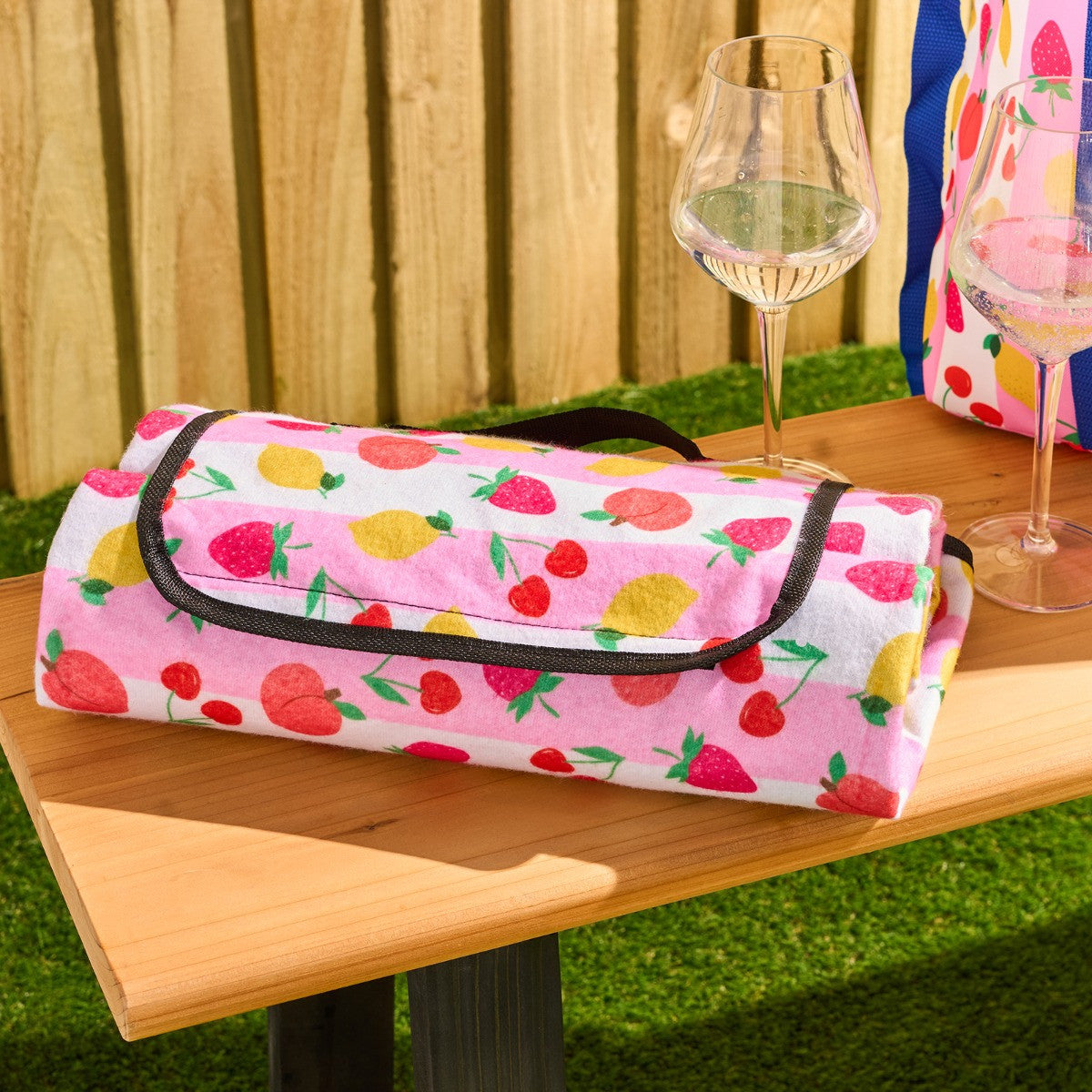 Fruit Print Picnic Blanket 🇬🇧