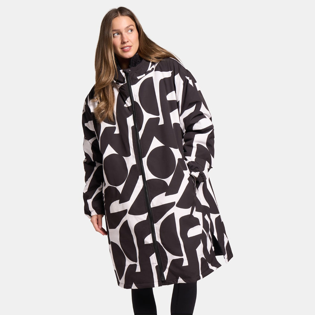 Adults Water Resistant Geometric Print Sherpa Drying Robe - Monochrome 🇬🇧