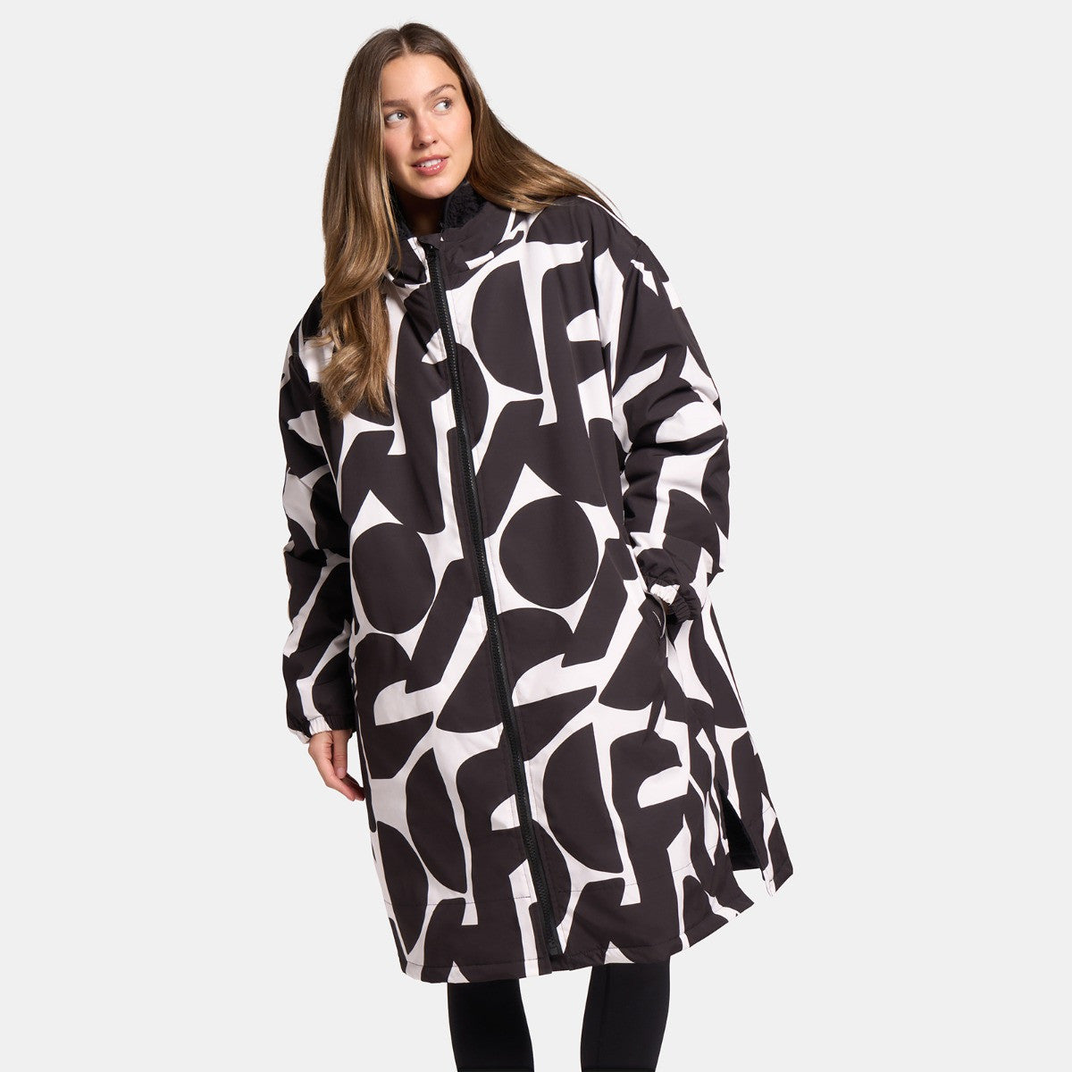Adults Water Resistant Geometric Print Sherpa Drying Robe - Monochrome 🇬🇧
