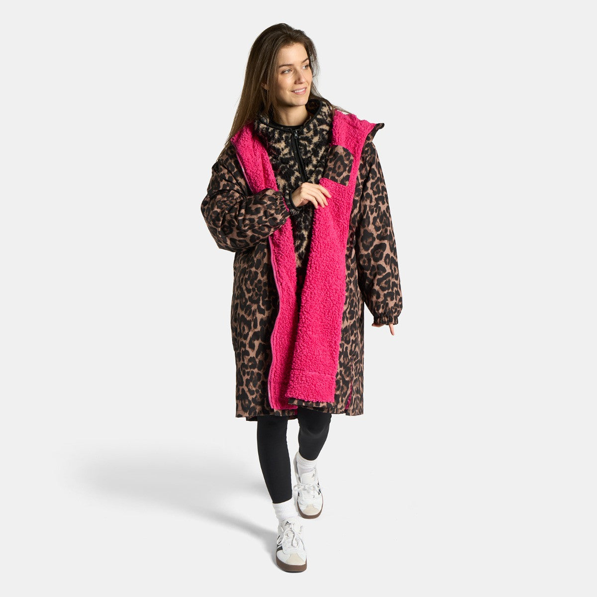 Adults Water Resistant Leopard Print Sherpa Drying Robe - Natural/Pink 🇬🇧