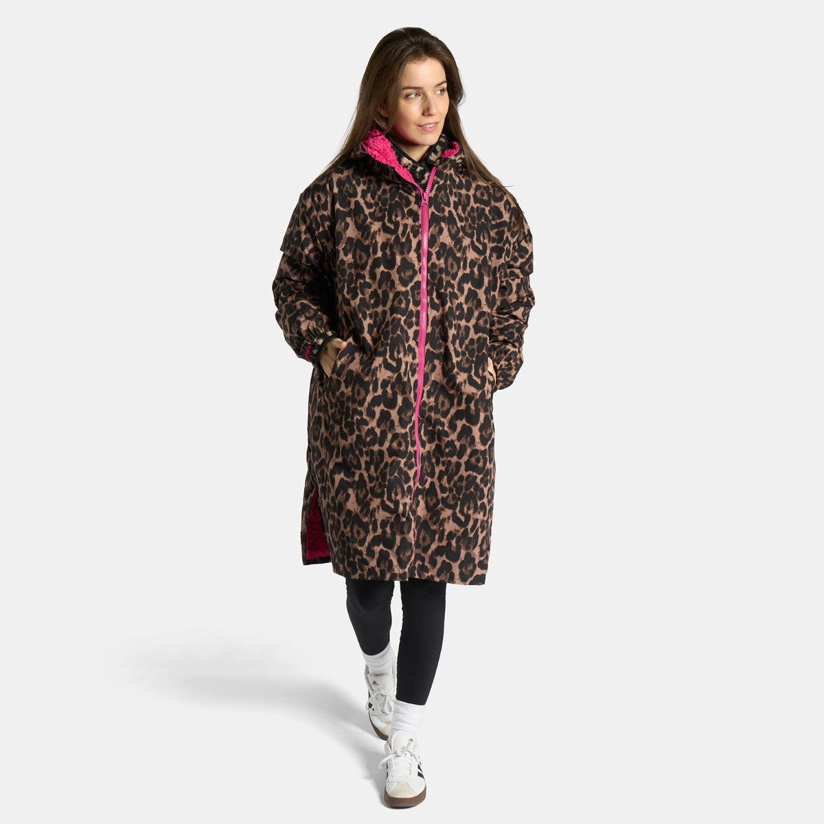 Adults Water Resistant Leopard Print Sherpa Drying Robe - Natural/Pink 🇬🇧