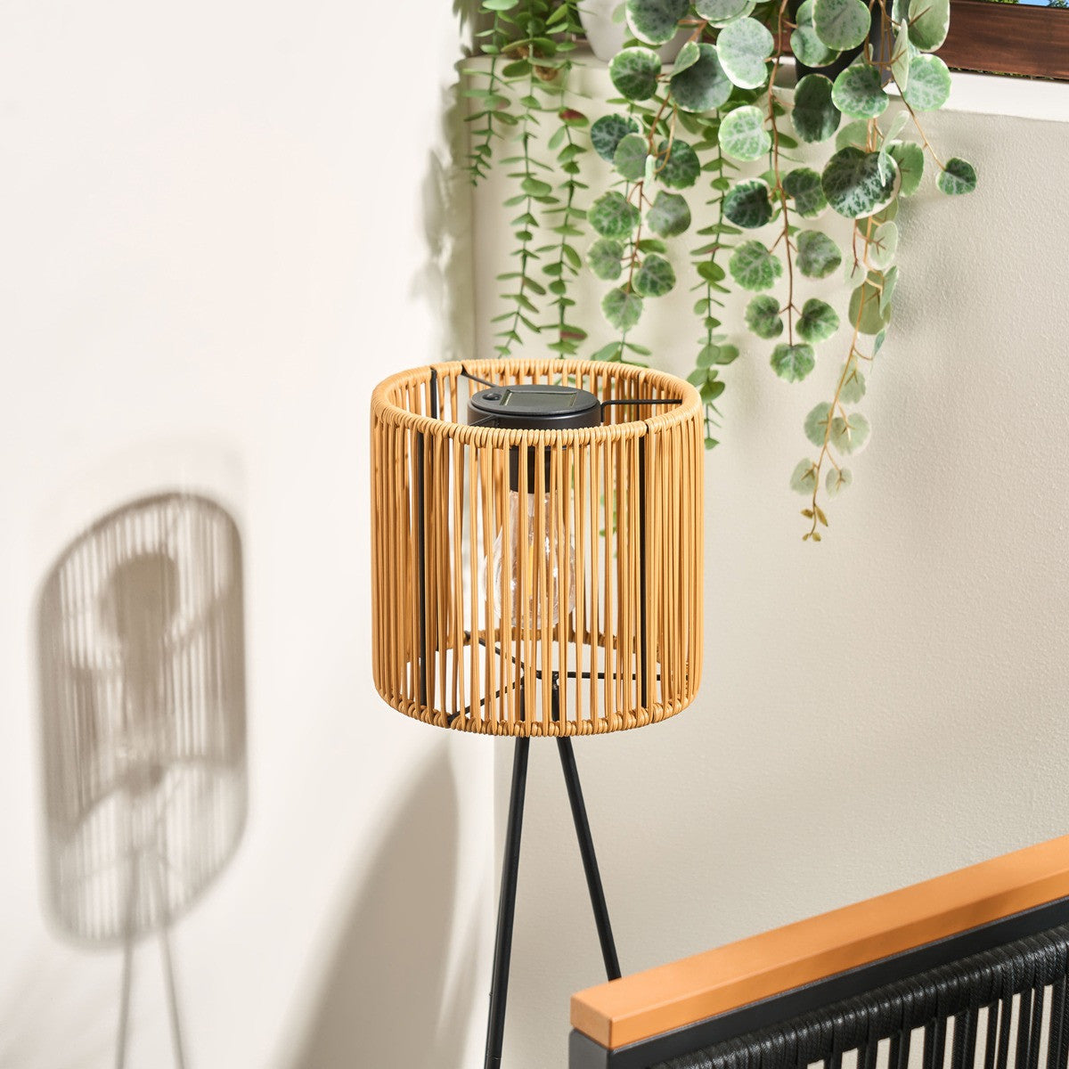 Solar Rattan Floor Lamp 🇬🇧
