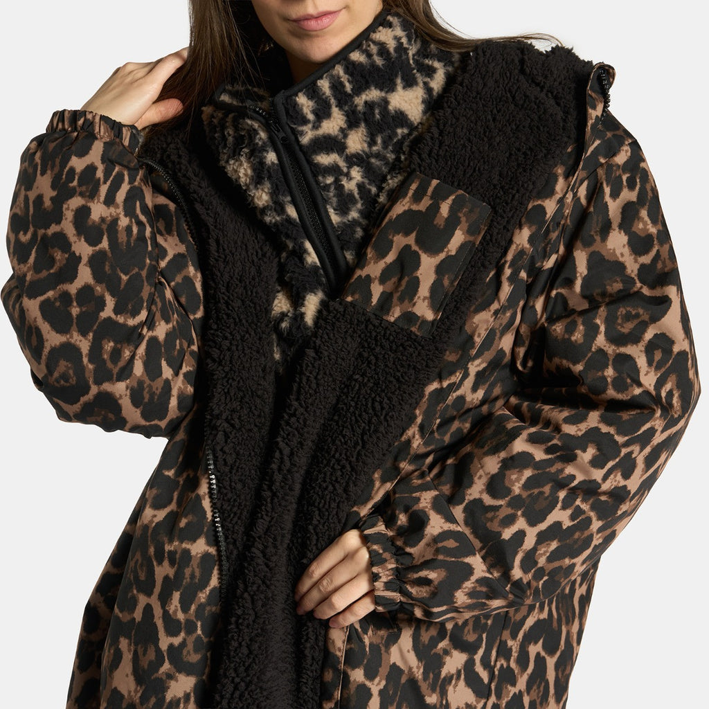 Adults Water Resistant Leopard Print Sherpa Drying Robe - Natural 🇬🇧