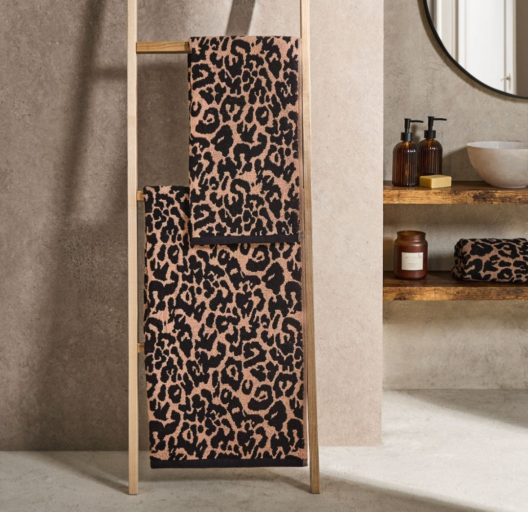 100% Cotton Jacquard Leopard Towel - Natural 🇬🇧