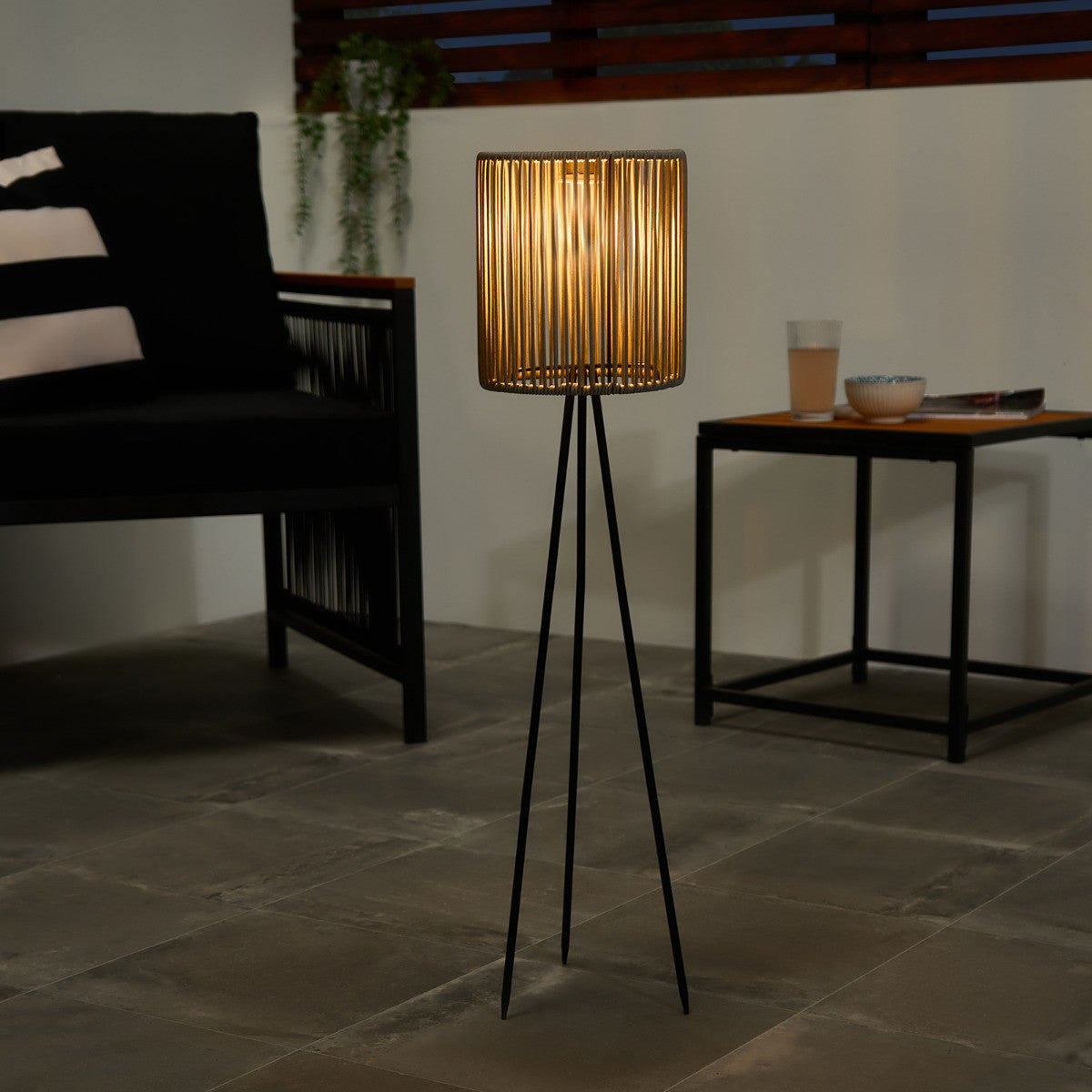 Solar Rattan Floor Lamp 🇬🇧
